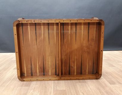 Table à jeux en bois fruitier mouluré, les...
