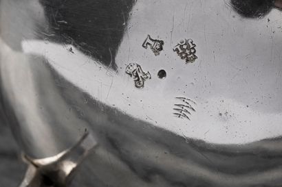Petite chocolatière balustre tripode en argent...