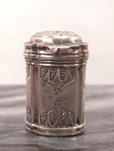 Petit pot à onguent de section ovale à contours...