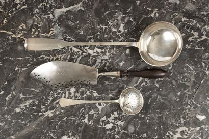 Ensemble en argent:

. grande louche unie,...
