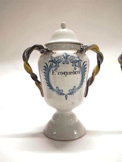 MIDI. Paire de vases couverts de forme balustre...