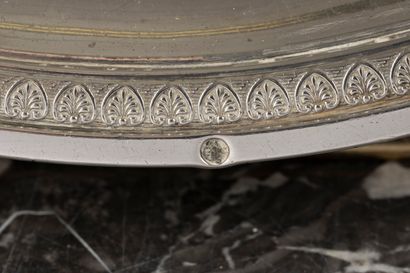 Plat rond en argent, décor de frise de palmettes....