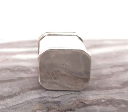 Petit pot à onguent de section rectangulaire...