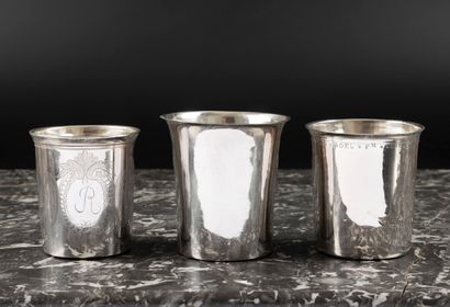 Collection de douze timbales droites en argent...
