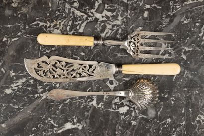 Ensemble en argent: 

. cuiller saupoudreuse...