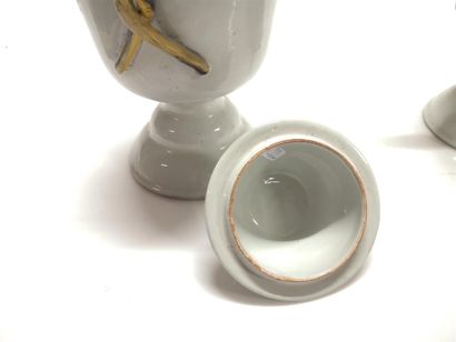 MIDI. Paire de vases couverts de forme balustre...
