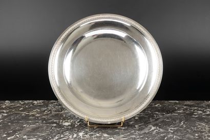 Plat rond en argent, décor de frise de palmettes....
