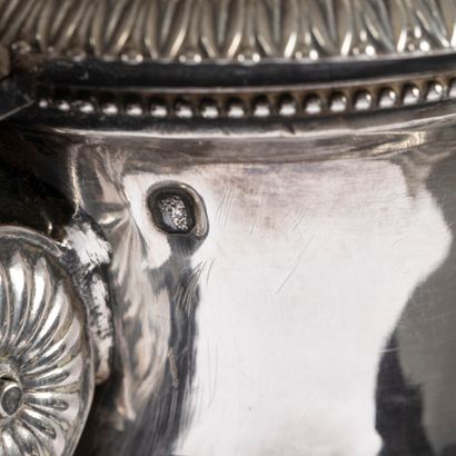 Cafetière balustre tripode en argent uni,...