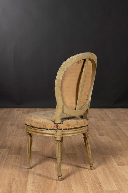 Série de quatre fauteuils et une chaise cabriolet...