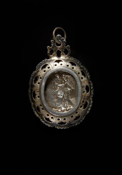 Pendentif de chapelet ovale en argent ajouré,...
