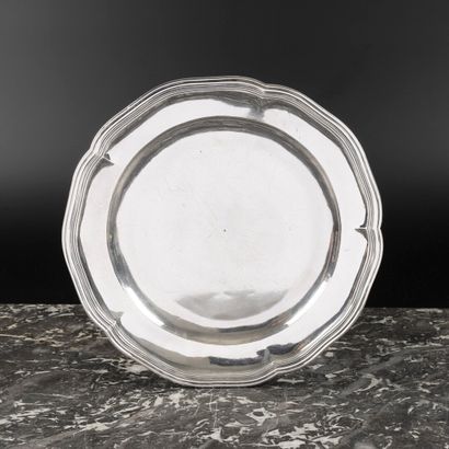 Assiette en argent uni à bord mouluré de...