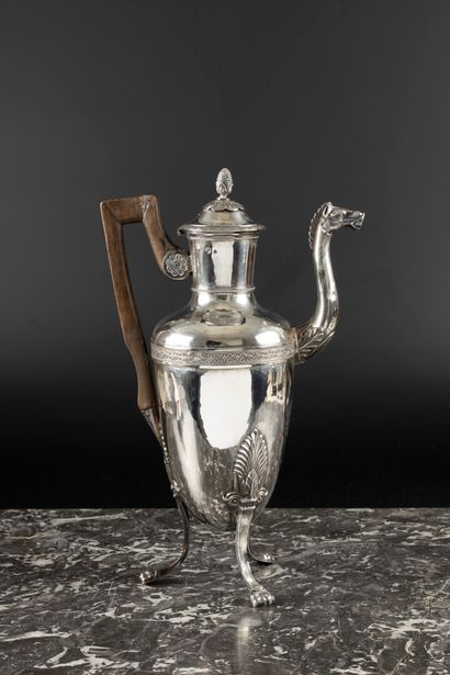 Grande cafetière balustre tripode en argent...