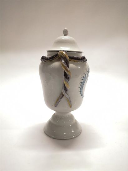 MIDI. Paire de vases couverts de forme balustre...