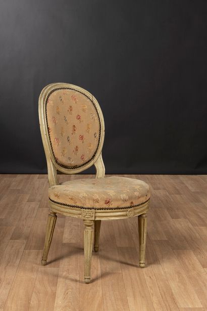 Série de quatre fauteuils et une chaise cabriolet...