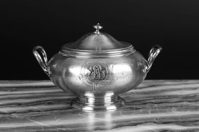 Paire de flûtes en argent guilloché et gravé...