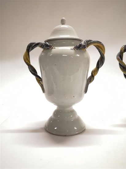 MIDI. Paire de vases couverts de forme balustre...