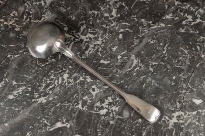 Louche en argent, modèle à filets. Chiffrée...
