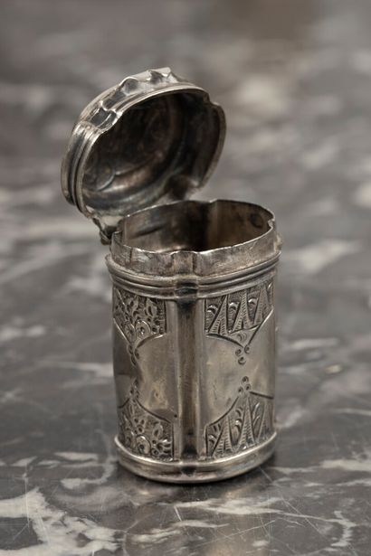 Petit pot à onguent de section ovale à contours...