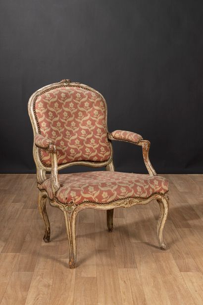 Fauteuil à dossier plat en bois peint mouluré...