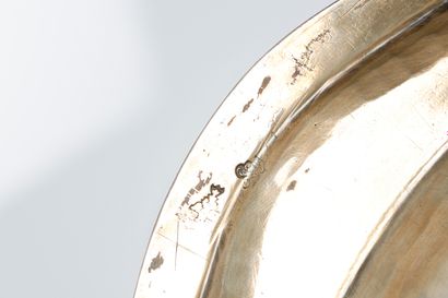 Plat rond à contours en argent. Paris, 1768-1775....