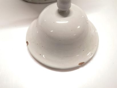 MIDI. Paire de vases couverts de forme balustre...