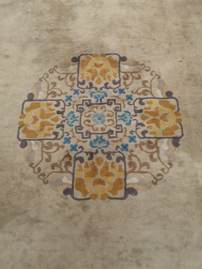 CHINE, XXème siècle. Très grand tapis en...