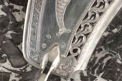 Pelle à poisson en argent gravée d'un poisson...