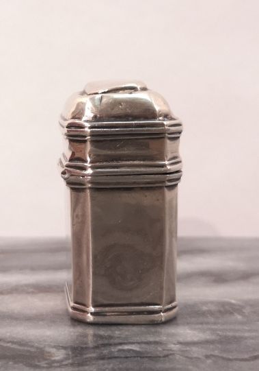 Petit pot à onguent de section rectangulaire...