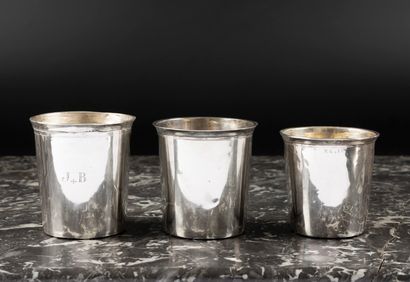 Collection de douze timbales droites en argent...
