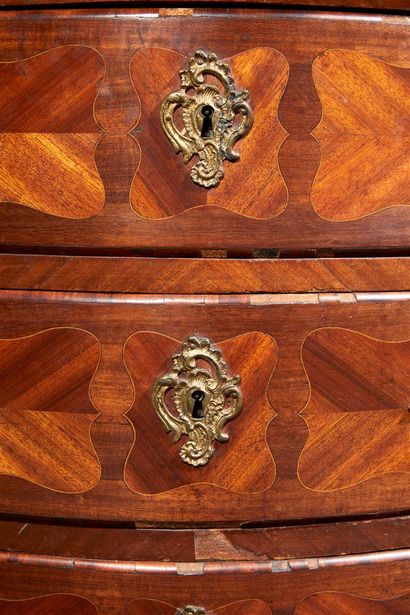 Commode en bois de violette de forme mouvementée...