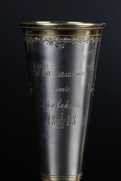 Paire de flûtes en argent guilloché et gravé...