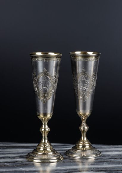 Paire de flûtes en argent guilloché et gravé...