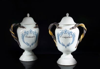 MIDI. Paire de vases couverts de forme balustre...