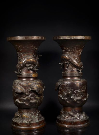 JAPON, époque MEIJI. Paire de vases en bronze...