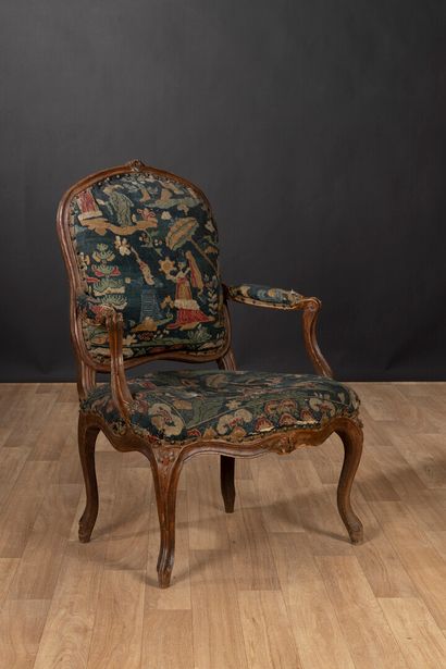 Fauteuil en bois naturel mouluré sculpté...