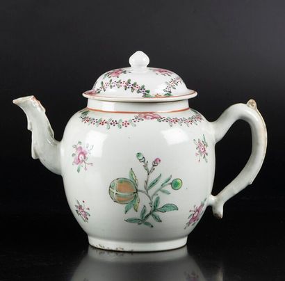 CHINE - COMPAGNIE DES INDES. Théière en porcelaine,...
