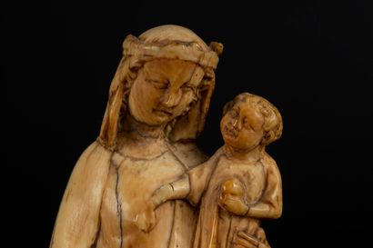 Vierge à l'Enfant en ivoire sculpté en ronde-bosse....