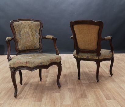 Paire de fauteuils en bois naturel mouluré...