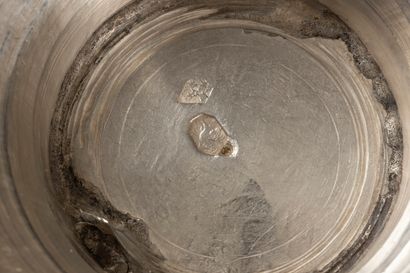 Timbale tulipe sur piédouche en argent gravé...