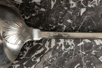 Importante louche en argent. Modèle uni plat,...