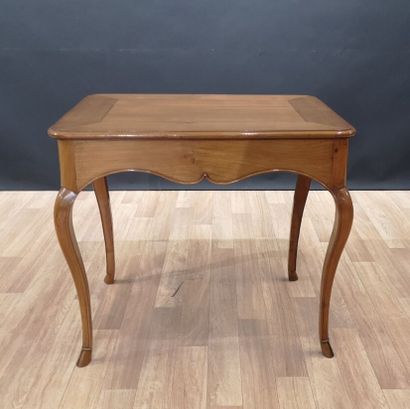 Table à jeux en bois fruitier mouluré, les...