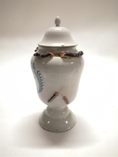 MIDI. Paire de vases couverts de forme balustre...