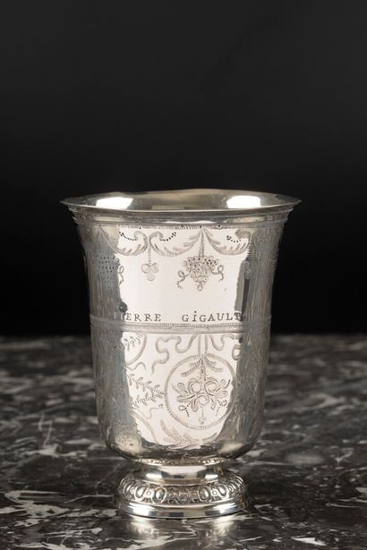 Timbale tulipe sur piédouche en argent gravé...