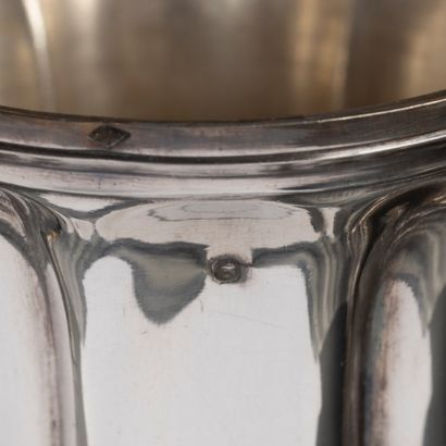 Cafetière balustre sur quatre pieds en argent...