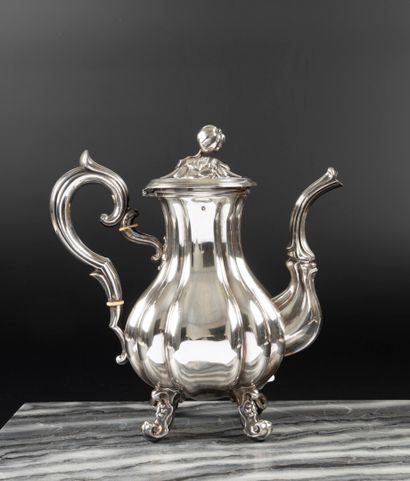 Cafetière balustre sur quatre pieds en argent...