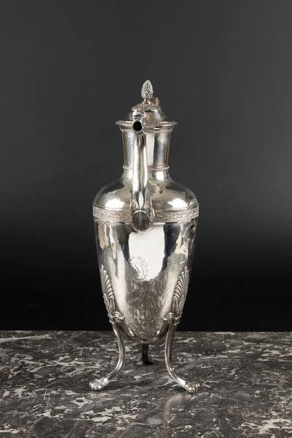 Grande cafetière balustre tripode en argent...