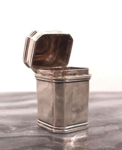 Petit pot à onguent de section rectangulaire...