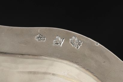 Assiette en argent à contours, filets forts...
