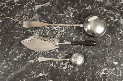 Ensemble en argent:

. grande louche unie,...