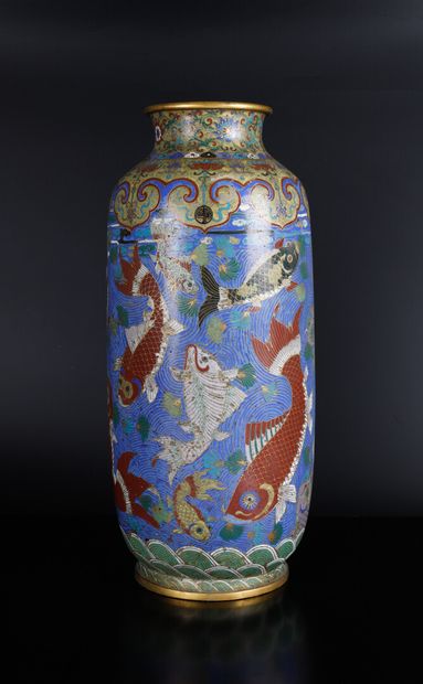 CHINE - XIXe siècle

Vase rouleau en bronze...
